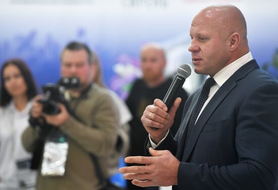 Выставка "Россия". Встреча Ф. Емельяненко с поклонниками