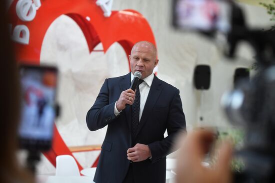 Выставка "Россия". Встреча Ф. Емельяненко с поклонниками