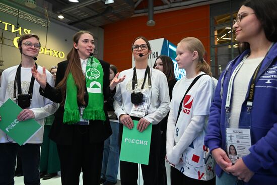 Выставка "Россия". Запуск тематического молодёжного экскурсионного маршрута "От Москвы до Владивостока: навстречу молодёжной столице - 2024"