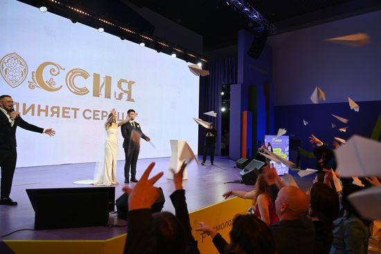 Выставка "Россия". Первая церемония бракосочетания в Доме Молодежи