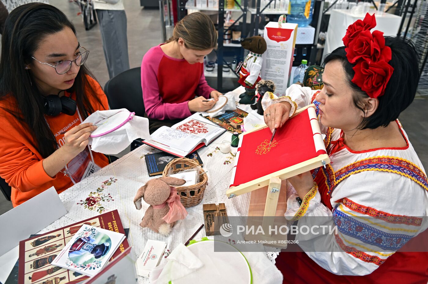 Выставка "Россия". Мастер-классы по ремеслам русской вышивки