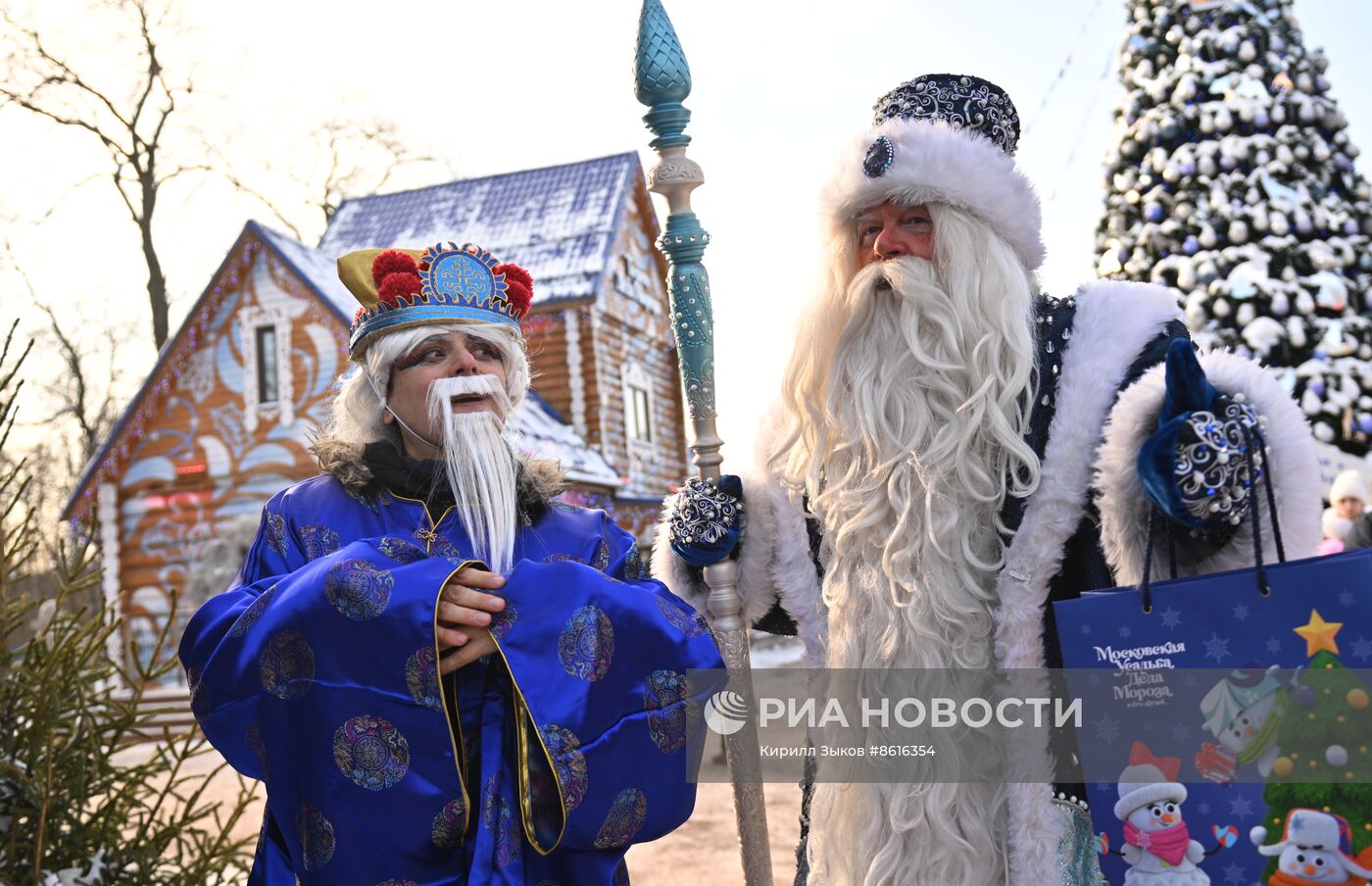 Китайский Дед Мороз посетил усадьбу русского Деда Мороза в Москве 