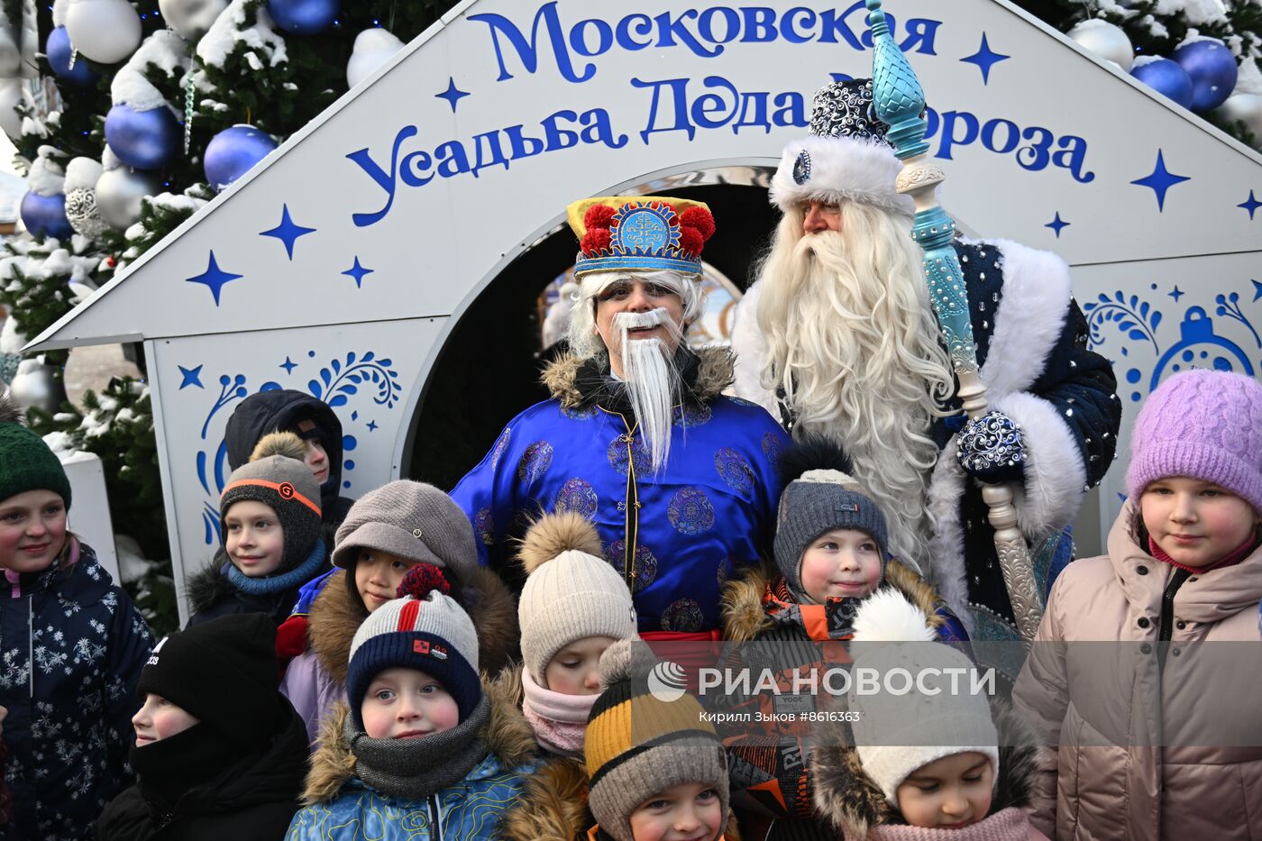 Китайский Дед Мороз посетил усадьбу русского Деда Мороза в Москве | РИА  Новости Медиабанк