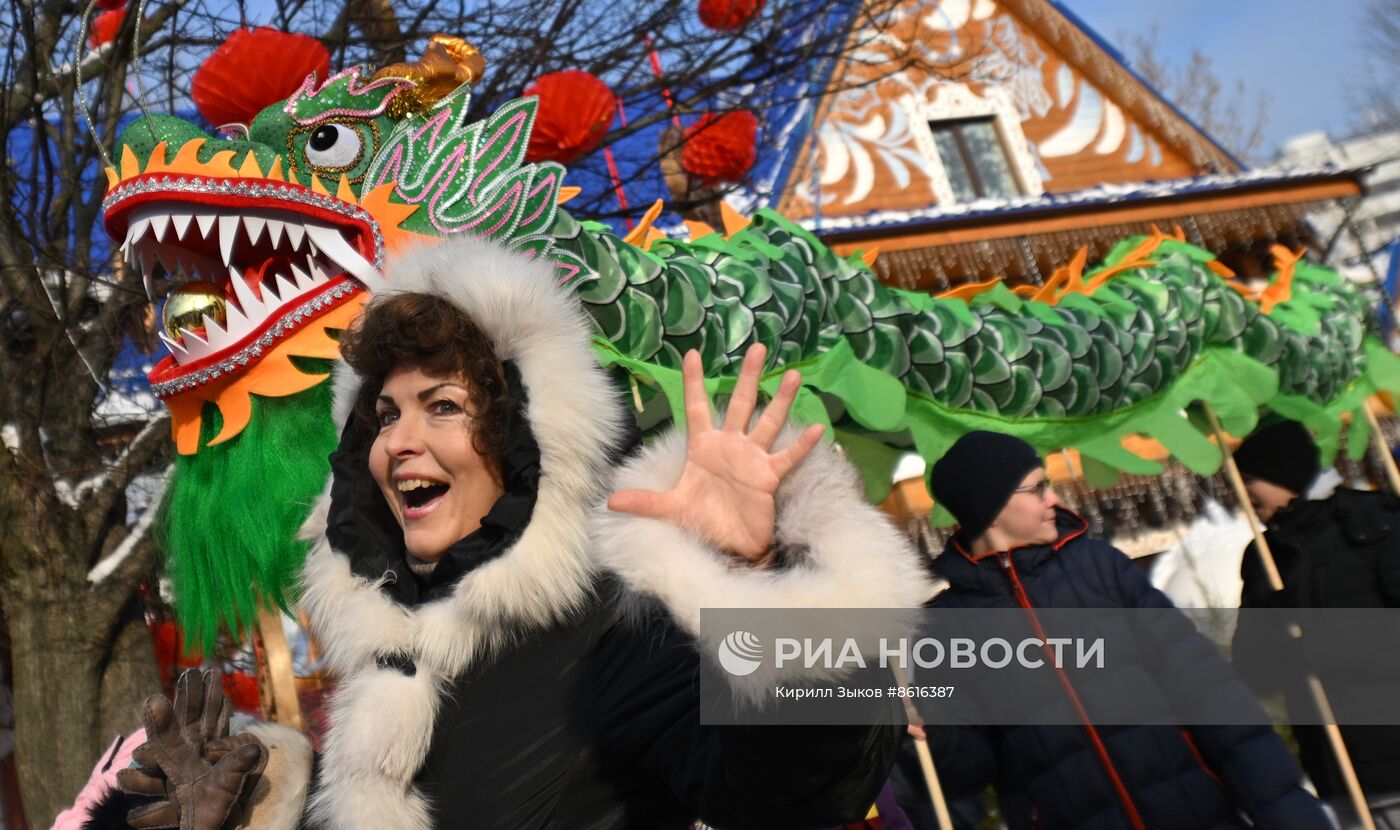 Китайский Дед Мороз посетил усадьбу русского Деда Мороза в Москве 