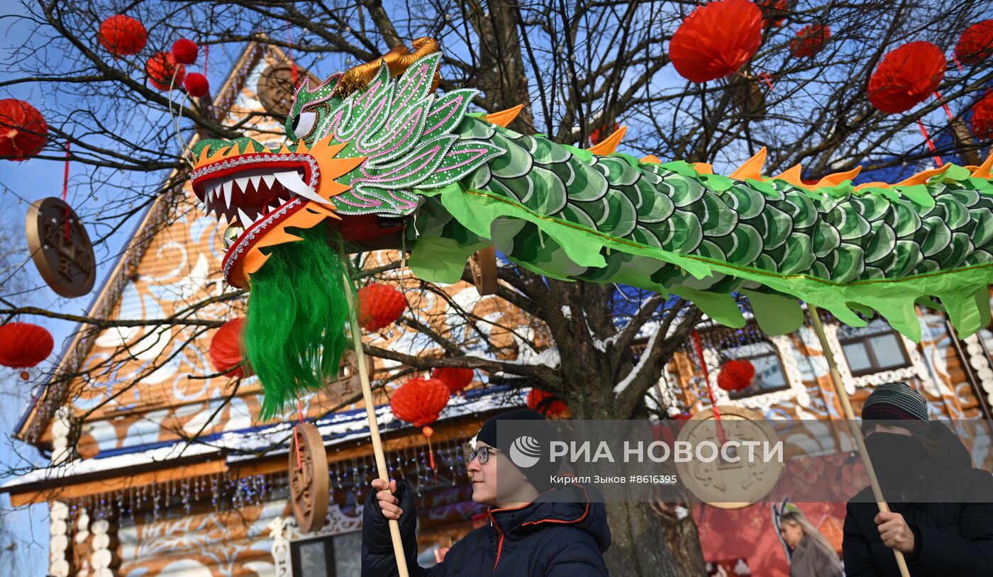 Китайский Дед Мороз посетил усадьбу русского Деда Мороза в Москве 