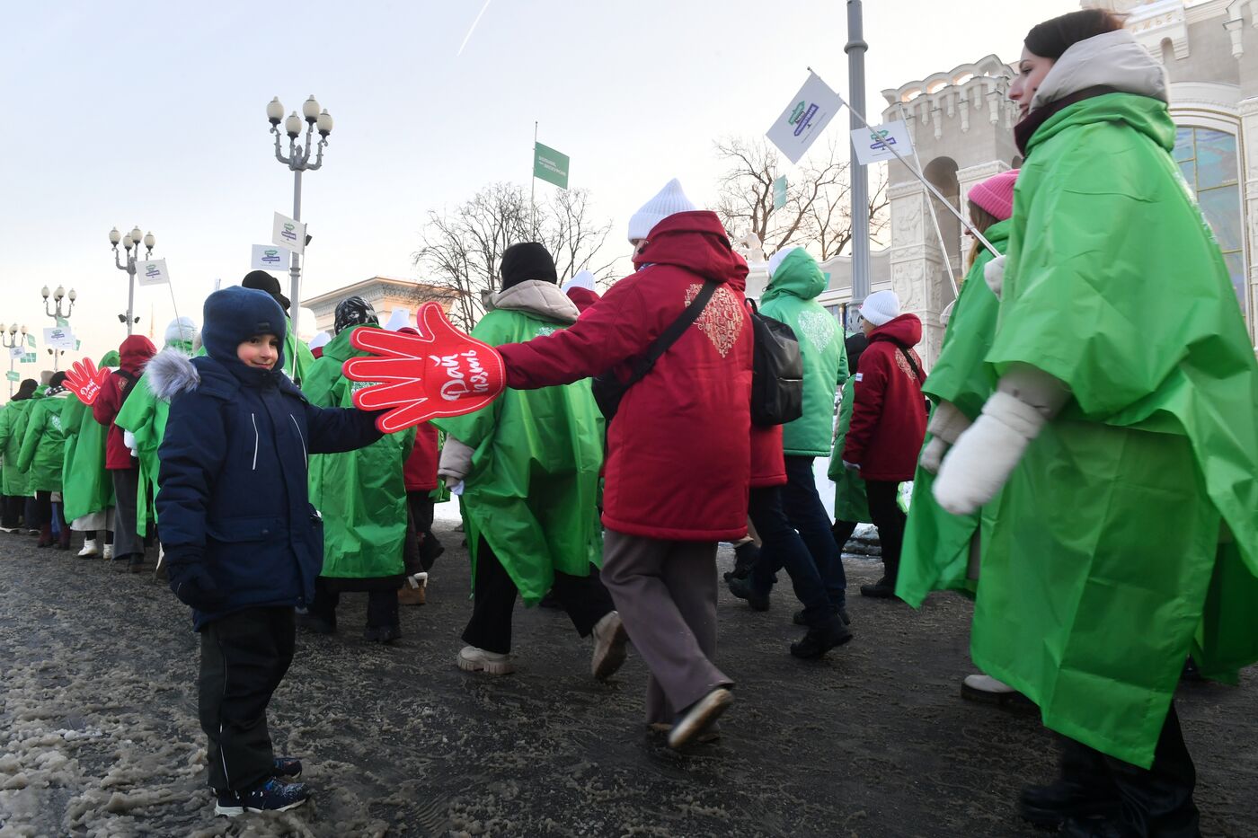 Выставка "Россия". Торжественное шествие экскурсоводов программы Росмолодёжи "Больше, чем путешествие" и волонтеров выставки 