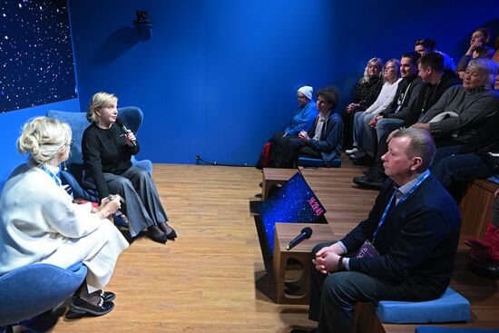 Выставка "Россия". Презентация книги Арины Шараповой "Конец эфира"