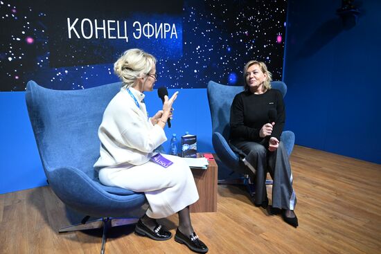 Выставка "Россия". Презентация книги Арины Шараповой "Конец эфира"