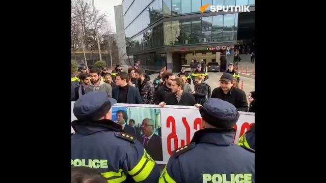 Протестующие у здания правительства в Тбилиси