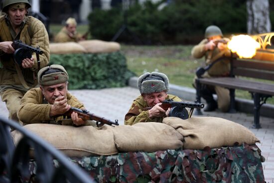Реконструкция боя в День освобождения Краснодара от немецко-фашистских захватчиков 