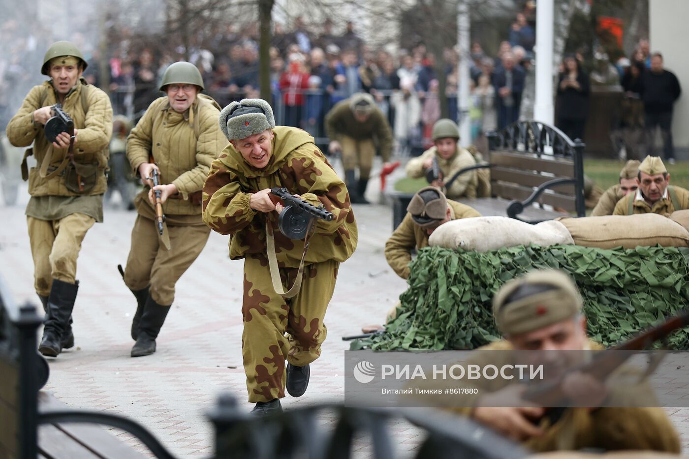 Реконструкция боя в День освобождения Краснодара от немецко-фашистских захватчиков 