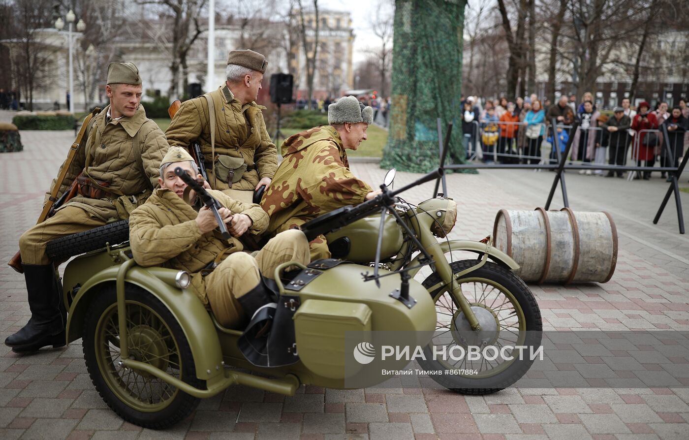 Реконструкция боя в День освобождения Краснодара от немецко-фашистских захватчиков 