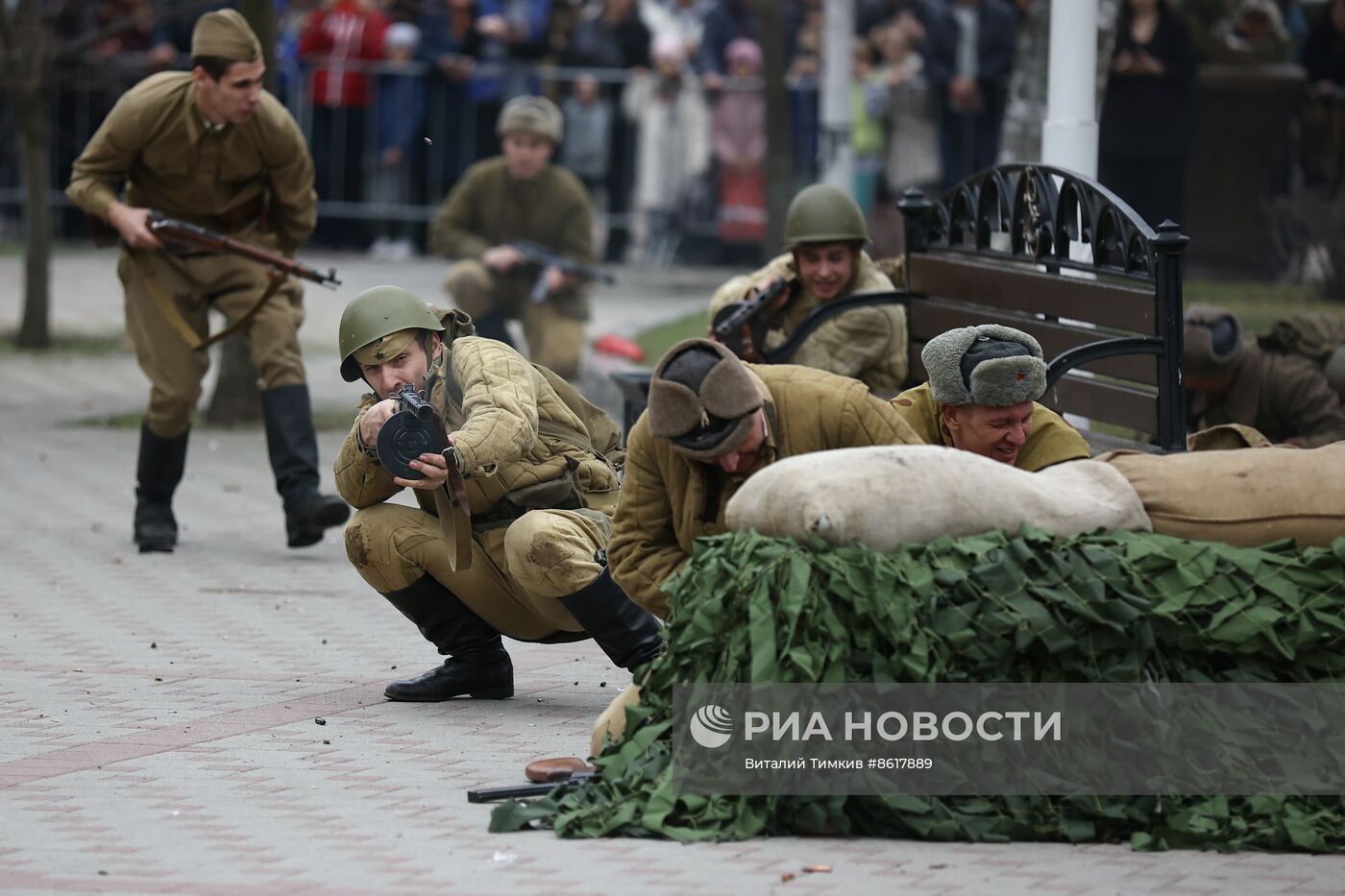 Реконструкция боя в День освобождения Краснодара от немецко-фашистских захватчиков 