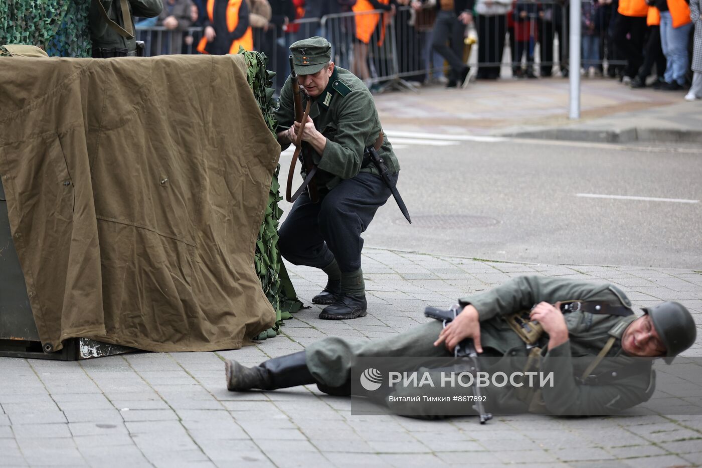 Реконструкция боя в День освобождения Краснодара от немецко-фашистских захватчиков 