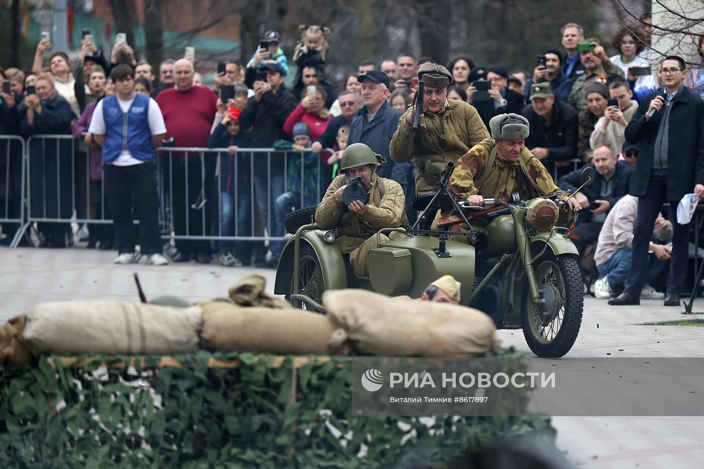 Реконструкция боя в День освобождения Краснодара от немецко-фашистских захватчиков 