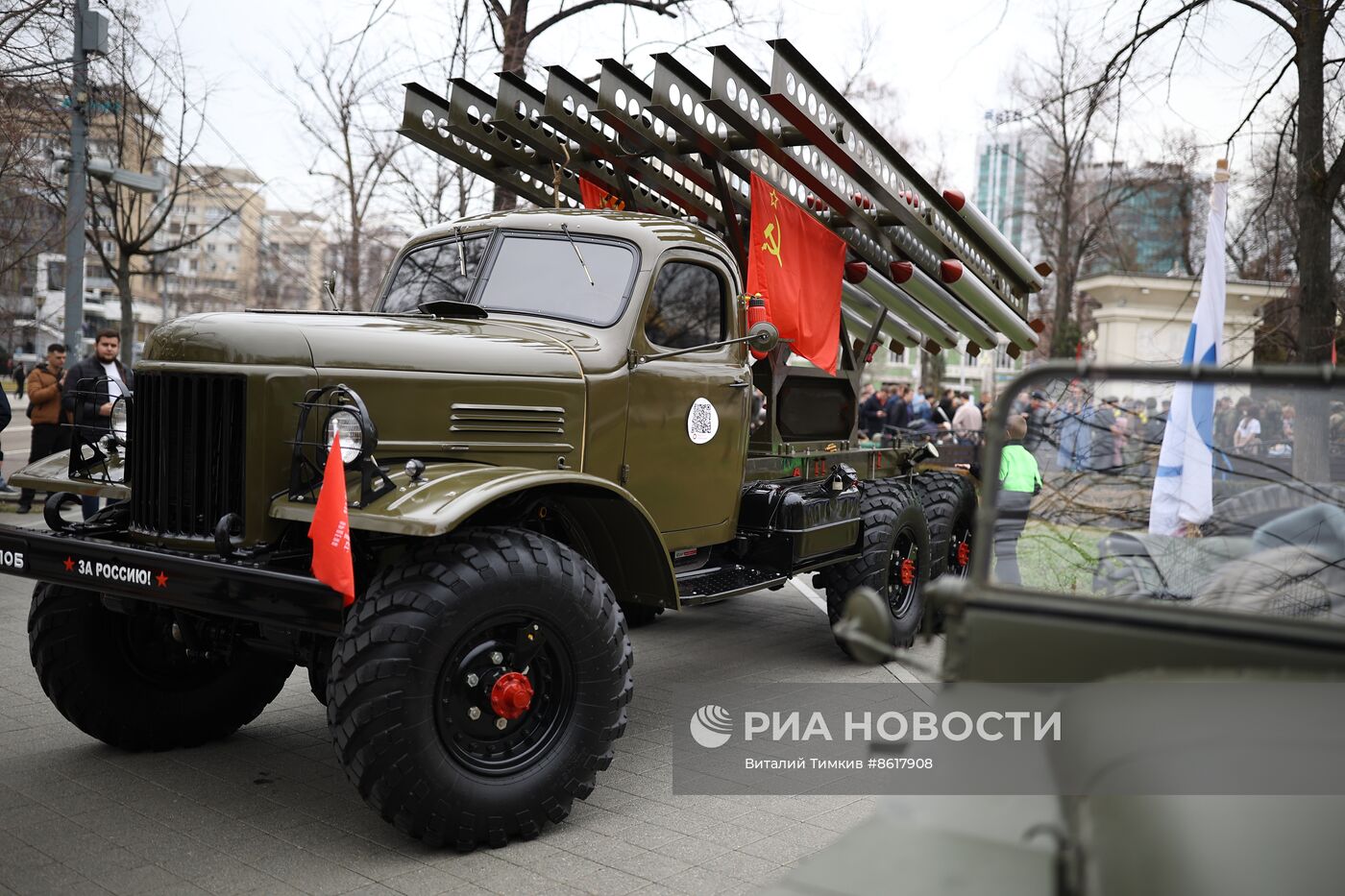 Реконструкция боя в День освобождения Краснодара от немецко-фашистских захватчиков 