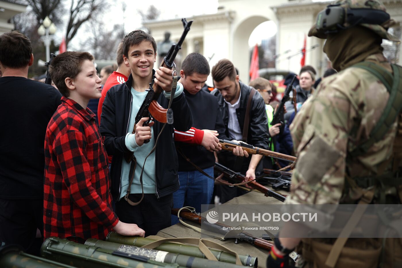 Реконструкция боя в День освобождения Краснодара от немецко-фашистских захватчиков 