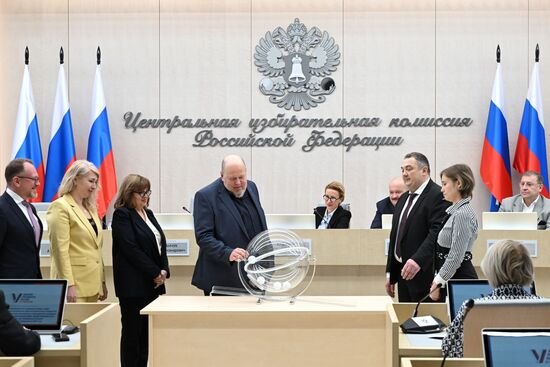 Жеребьевка по бесплатному эфирному времени для агитации кандидатов на выборах президента РФ 