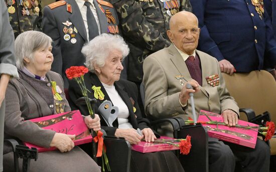 Торжественный старт акции "Знамя Победы" в Луганске