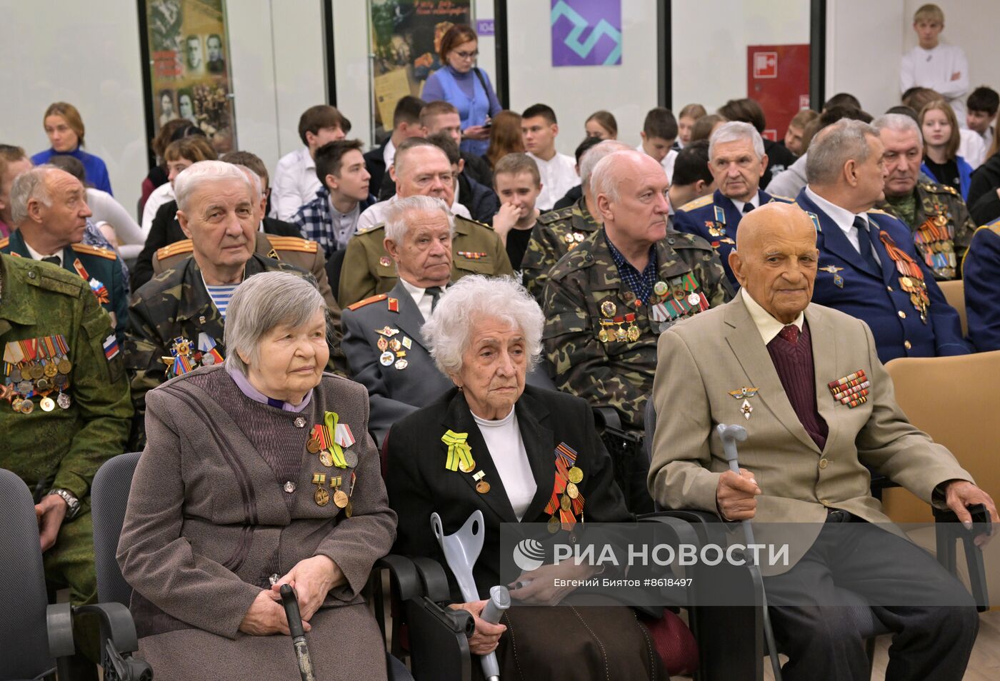 Торжественный старт акции "Знамя Победы" в Луганске