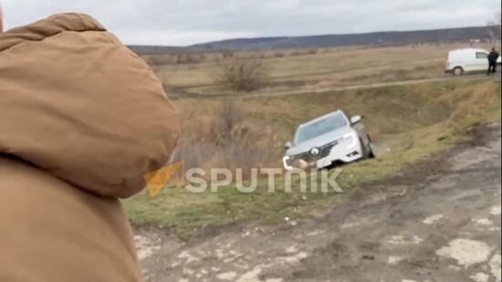 Один из водителей близ КПП "Леушены" пытается объехать блок на трассе