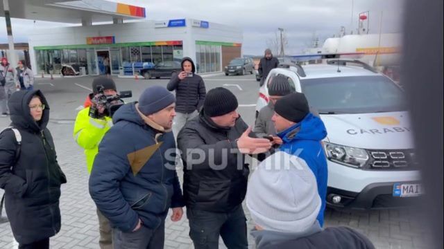 Конфликт водителей и фермеров на трассе возле КПП на молдавско-румынской границе