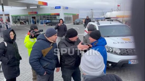 Конфликт водителей и фермеров на трассе возле КПП на молдавско-румынской границе