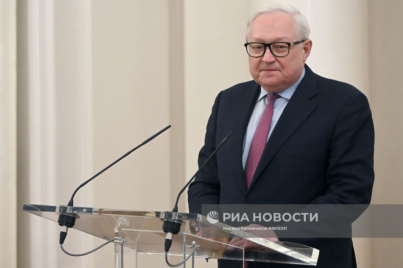 Гашение почтовой марки, посвященной изображениям зданий российских диппредставительств