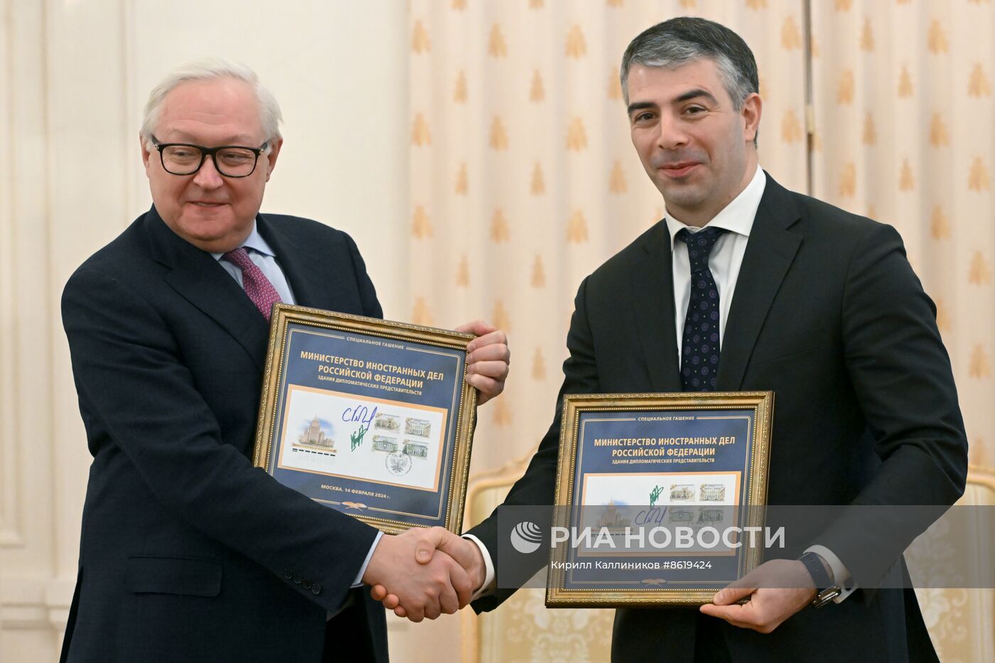Гашение почтовой марки, посвященной изображениям зданий российских диппредставительств