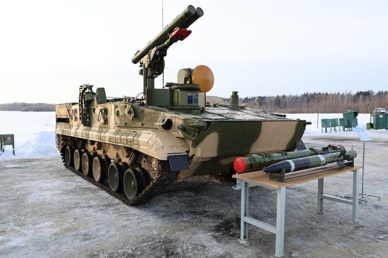 Министр обороны РФ С. Шойгу проверил выполнение госзаказа по производству ракетных комплексов