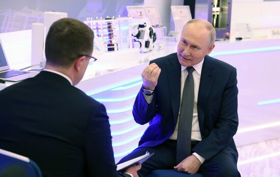 Президент РФ В. Путин ответил на вопросы журналиста П. Зарубина