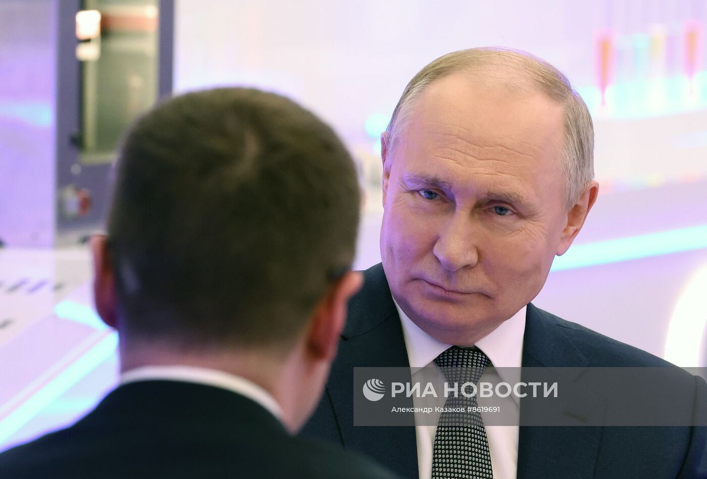 Президент РФ В. Путин ответил на вопросы журналиста П. Зарубина