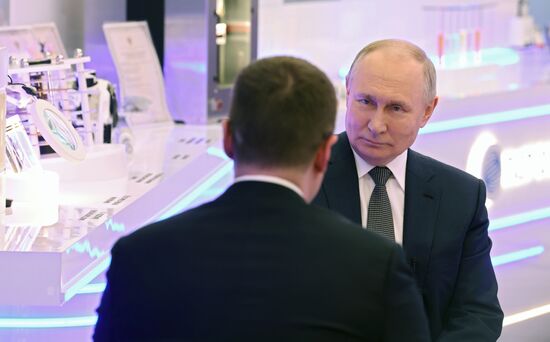 Президент РФ В. Путин ответил на вопросы журналиста П. Зарубина