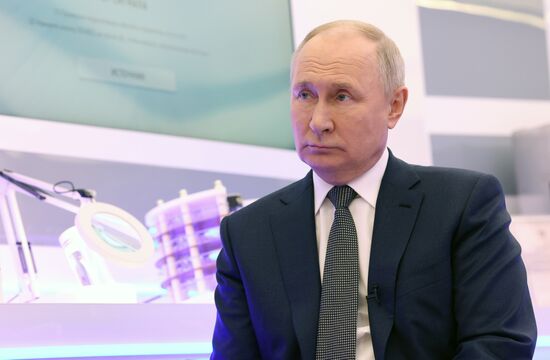 Президент РФ В. Путин ответил на вопросы журналиста П. Зарубина