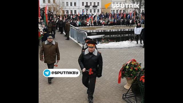 Хренин и Вольфович возложили венок к монументу на Острове Мужества и Скорби в центре Минска