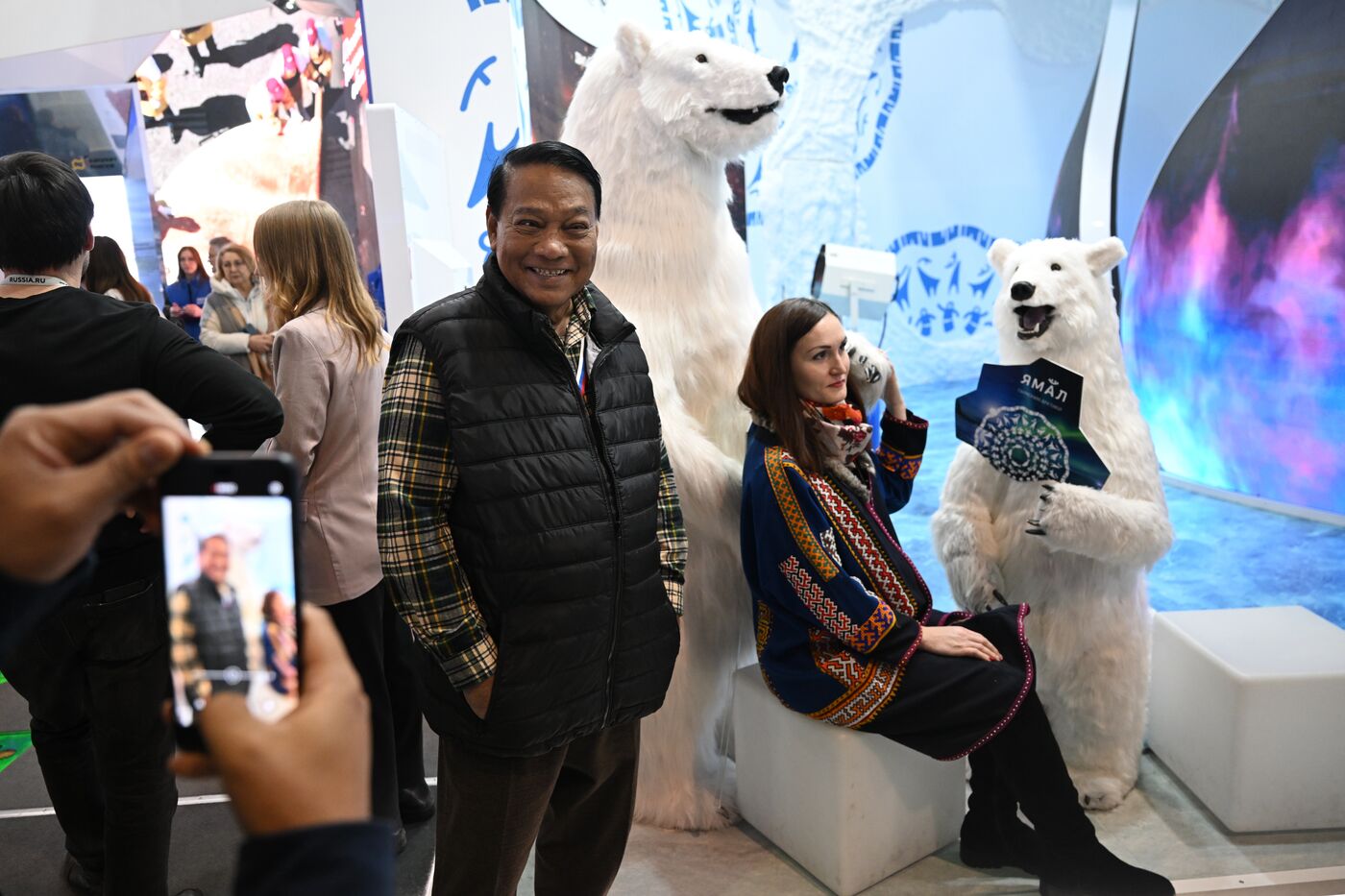 Выставка "Россия". Экскурсия для иностранных участников форума "За свободу наций!"