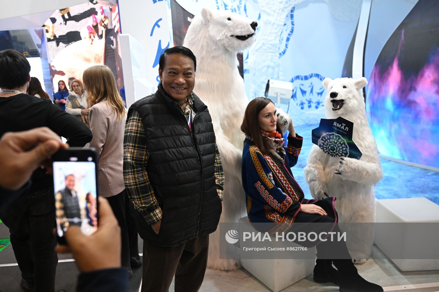 Выставка "Россия". Экскурсия для иностранных участников форума "За свободу наций!"