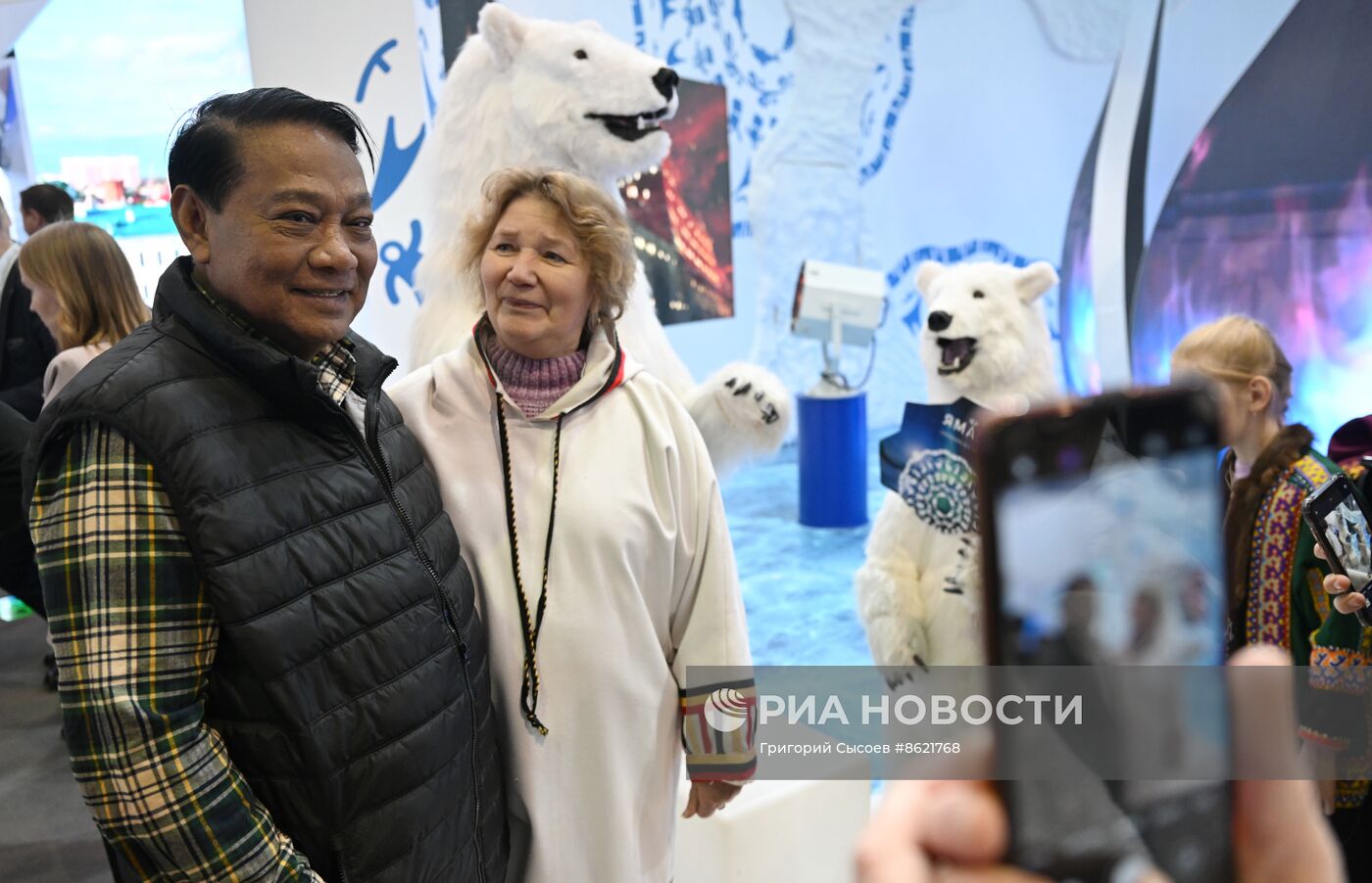 Выставка "Россия". Экскурсия для иностранных участников форума "За свободу наций!"