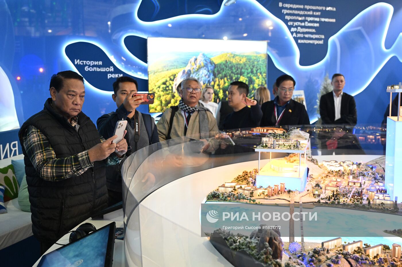 Выставка "Россия". Экскурсия для иностранных участников форума "За свободу наций!"