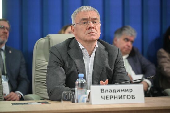 Выставка "Россия".  Круглый стол "Год семьи: перспективы школьного питания и общественный (родительский) контроль в общеобразовательных организациях"