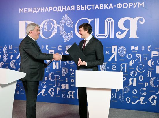Выставка "Россия". Церемония вручения благодарственных писем участникам проектов Года педагога и наставника в России и подписание соглашений