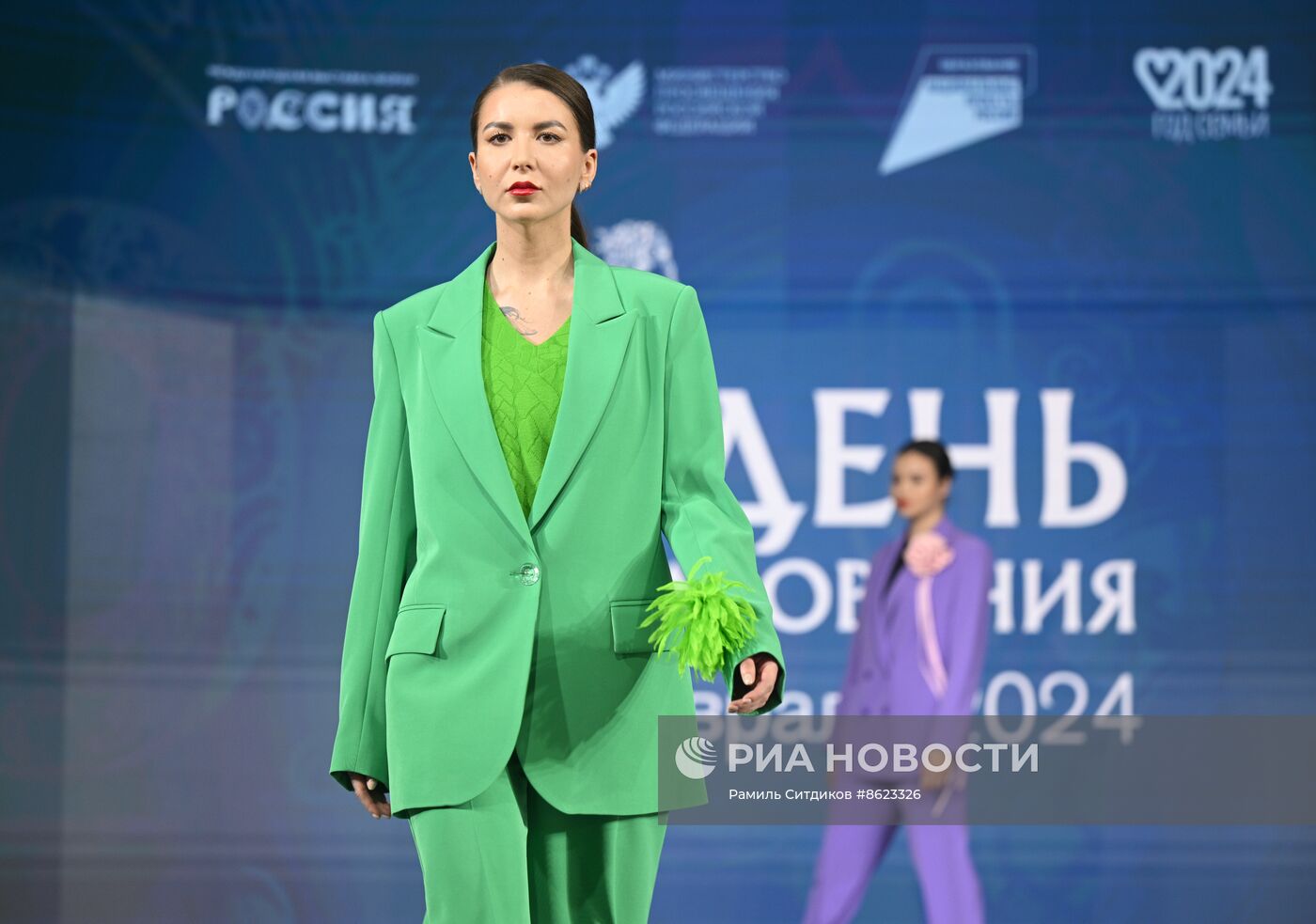 Выставка "Россия". Показ учительской моды
