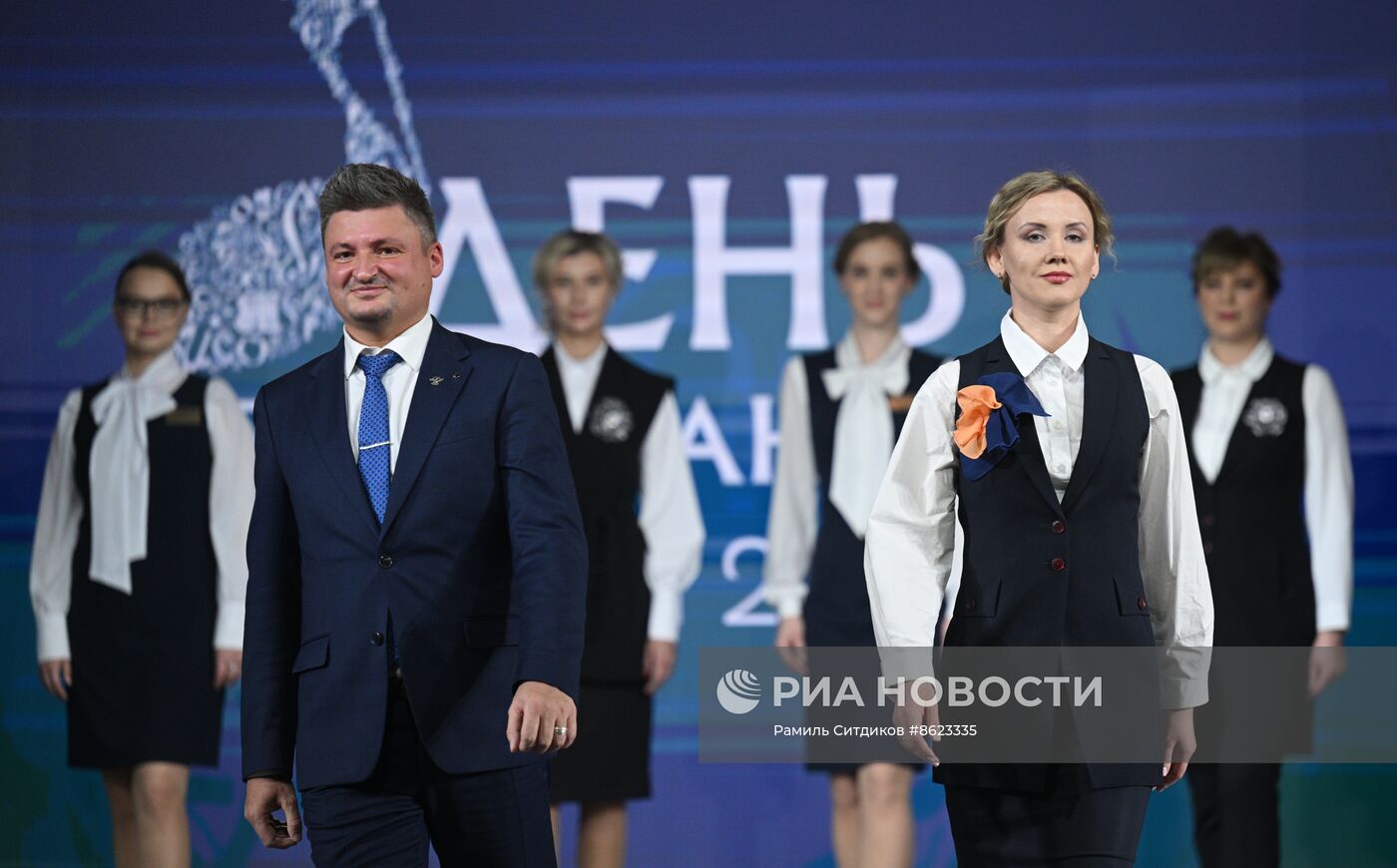 Выставка "Россия". Показ учительской моды