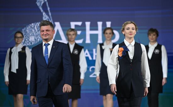 Выставка "Россия". Показ учительской моды