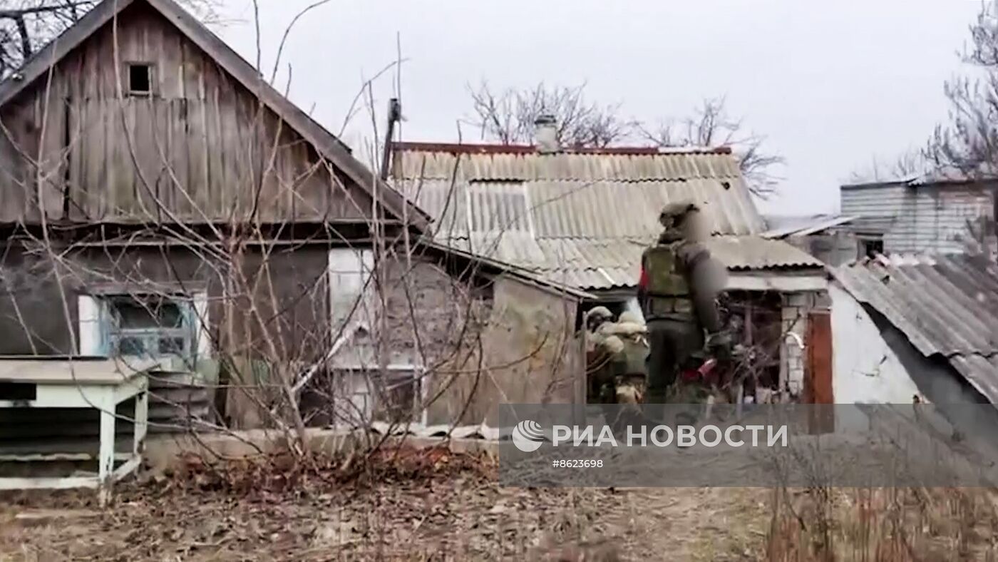 Разминирование дорог и зачистка жилого сектора в Авдеевке