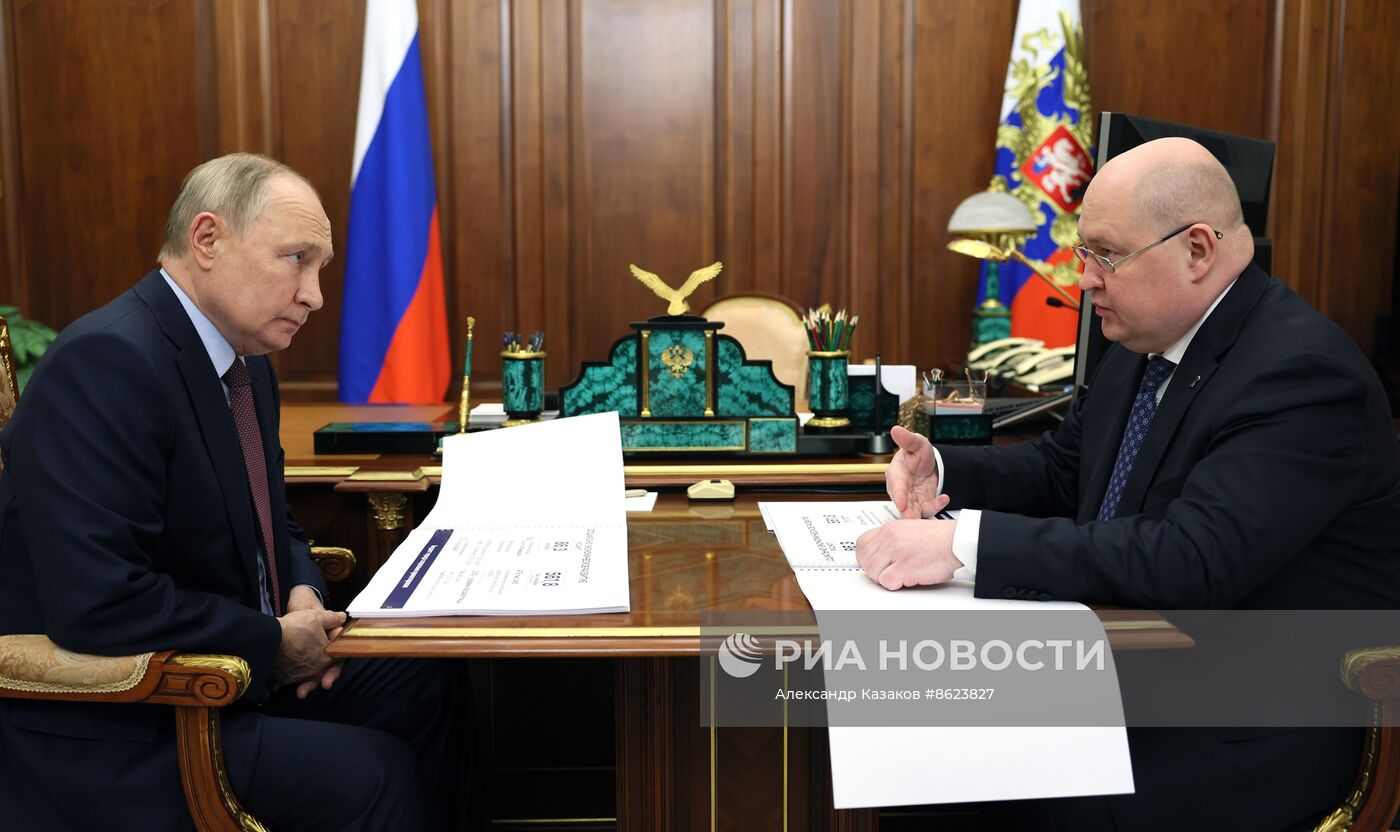 Президент РФ В. Путин встретился с губернатором Севастополя М. Развожаевым