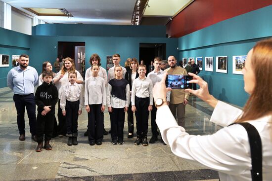 Церемония открытия выставки фотопроекта РИА Новости "Защитники" в Музее Победы