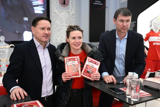 Выставка "Россия". Автограф-сессия с легендами "Спартака"