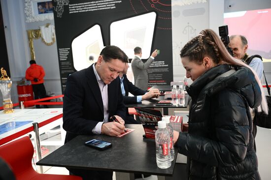 Выставка "Россия". Автограф-сессия с легендами "Спартака"