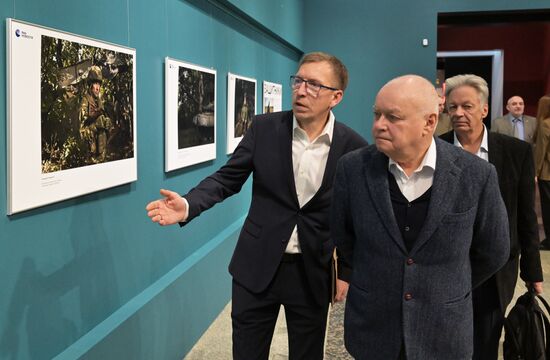 Церемония открытия выставки фотопроекта РИА Новости "Защитники" в Музее Победы